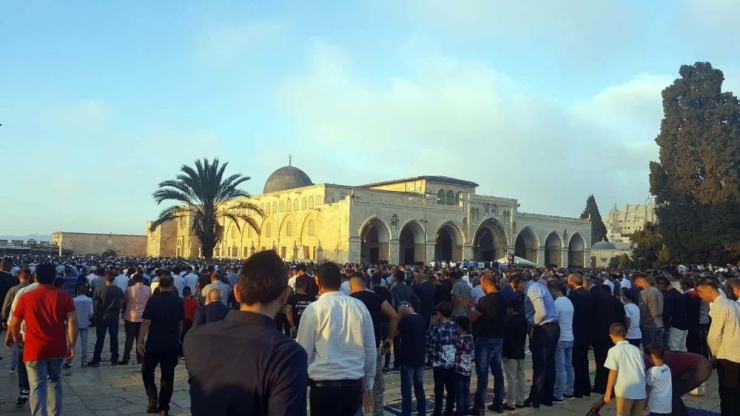 Mescid-i Aksa’da Binlerce Filistinli Bayram Namazı Kıldı
