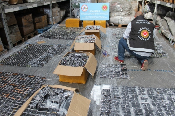 İstanbul’da Kaçak 13 Bin 300 Adet Cep Telefonu Ele Geçirildi