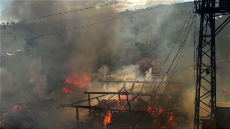 Samsun’da Kırsal Mahallede 4 Ev Yandı