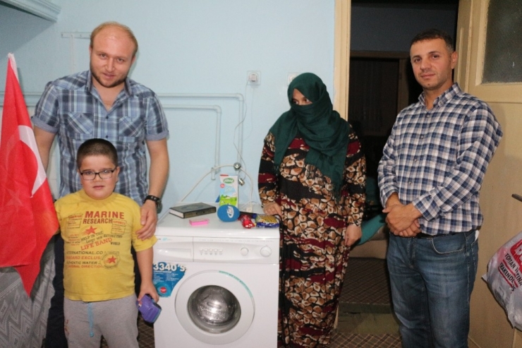 Yokluk İçindeki Türkmen Annenin Evine 15 Bin Liralık Eşya Bağışladılar