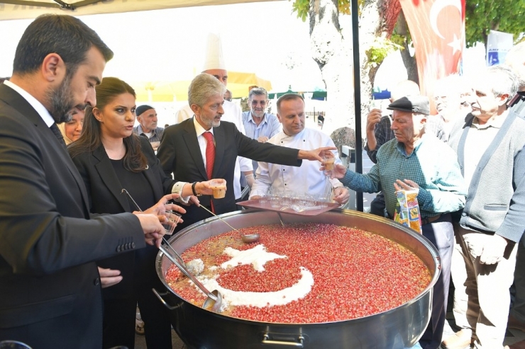 Başkan Tuna, Ak Parti’li Sarıeroğlu İle Vatandaşlara Aşure İkram Etti