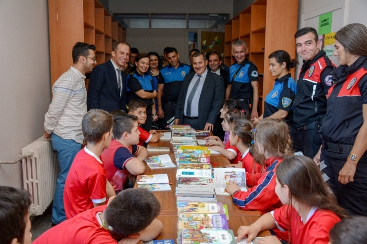 Trabzon Emniyeti Öğrencilere Kırtasiye Malzemesi Ve Kitap Yardımı Yaptı