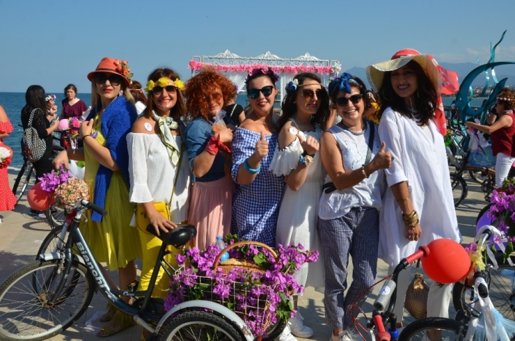 ‘Süslü Kadınlar’ Bisikletleriyle Sokaklarda