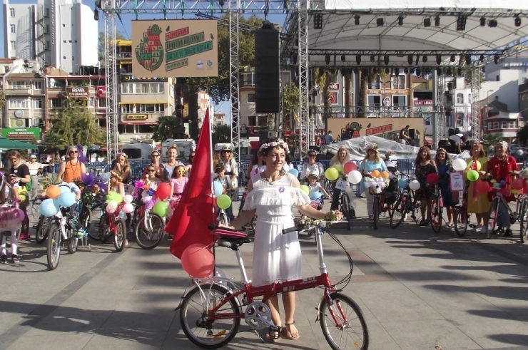Süslü Kadınlar Bisiklet Turu’nda Pedallar Kadına Saygı İçin Döndü