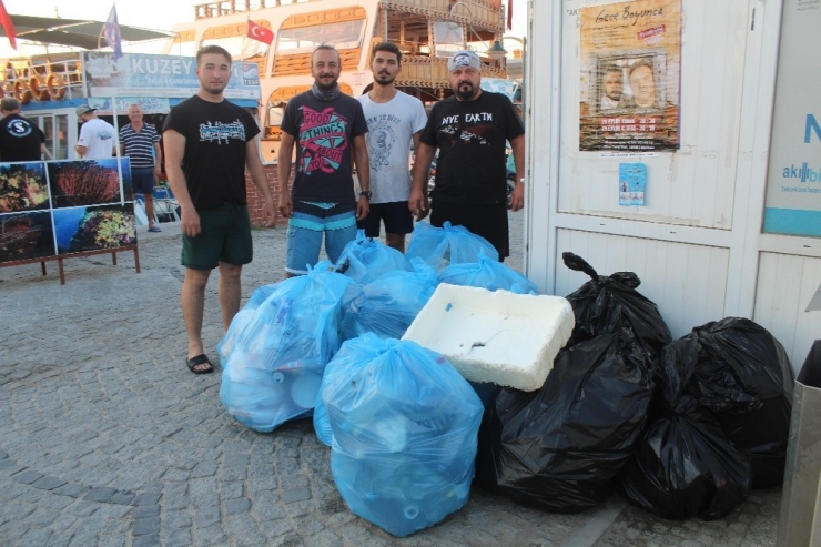 Gönüllü Olarak Denizler Ve Ada Sahillerindeki Çöpleri Topluyorlar