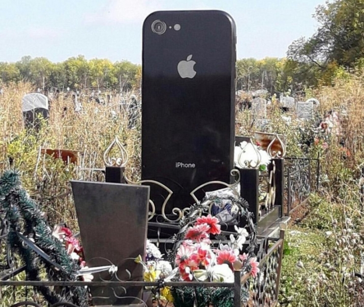 Rusya’da İphone Şeklinde Mezar Taşı