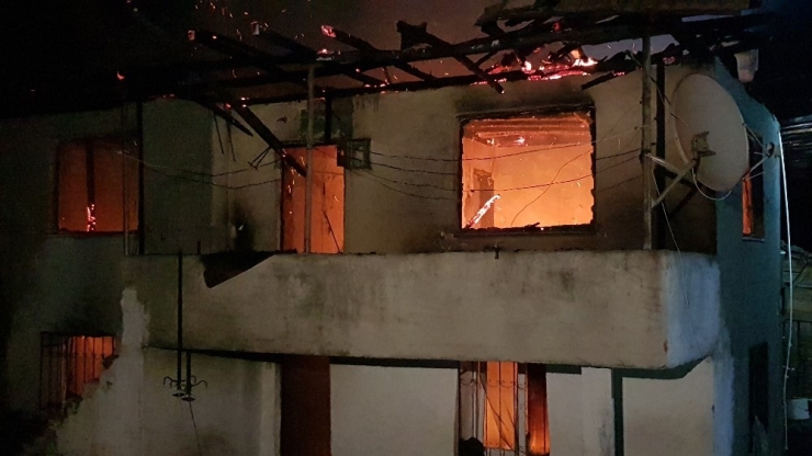 Erbaa’da 2 Katlı Evde Çıkan Yangın Korkuttu