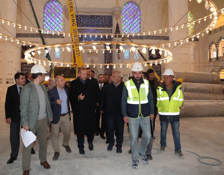 Cumhurbaşkanı Erdoğan, Çamlıca Camii’nde İncelemelerde Bulundu