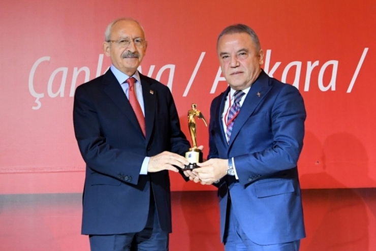 Başkan Böcek Ödülünü Kılıçdaroğlu’ndan Aldı