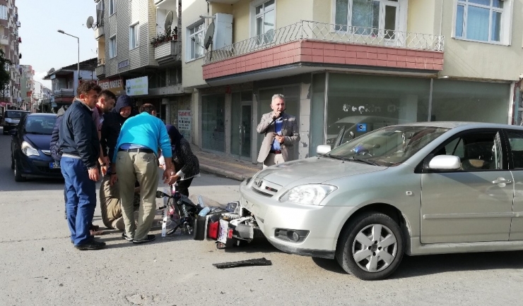 Otomobil İle Elektrikli Bisiklet Çarpıştı: 2 Yaralı