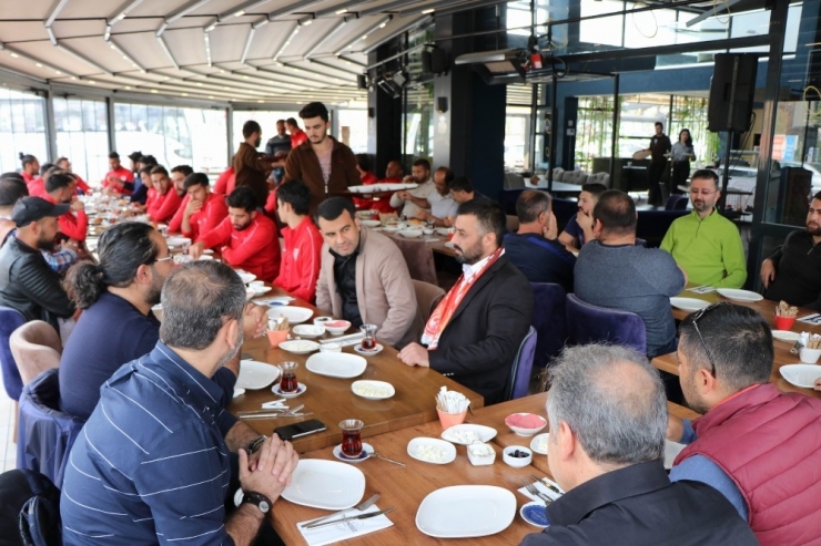 Meterisliler Taraftarlar Grubu Nevşehir Belediyesporlu Futbolcularla Kahvaltıda Bir Araya Geldi