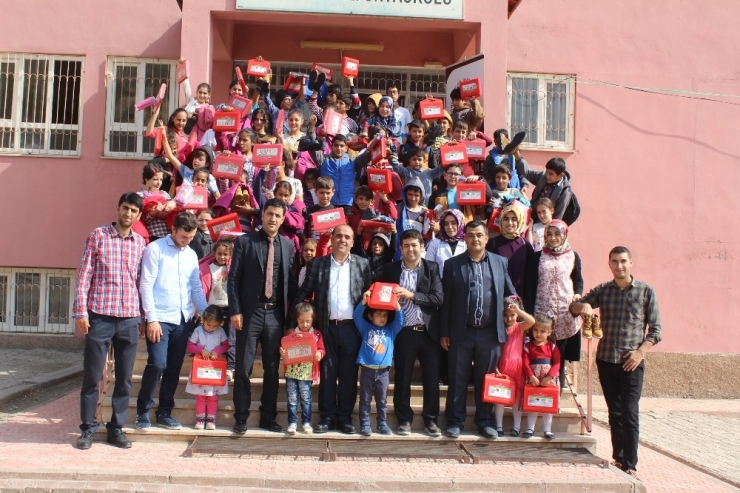 Köy Okullarındaki 348 Çocuğa Kıyafet Ve Kırtasiye Desteği