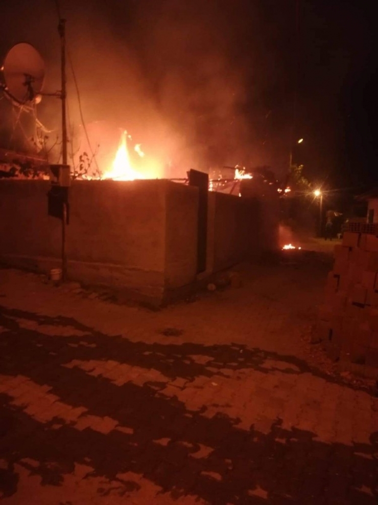 Manisa’da Yangın: 2 Kişi Yaralandı