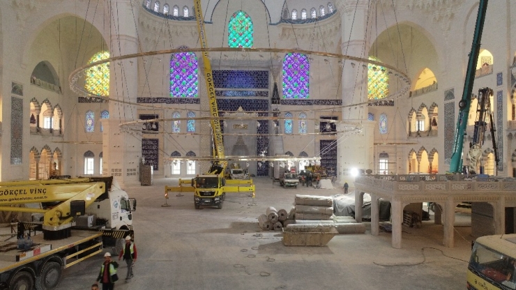 Çamlıca Camii’ne Devasa Avizenin Yerleştirilmesi Drone İle Görüntülendi