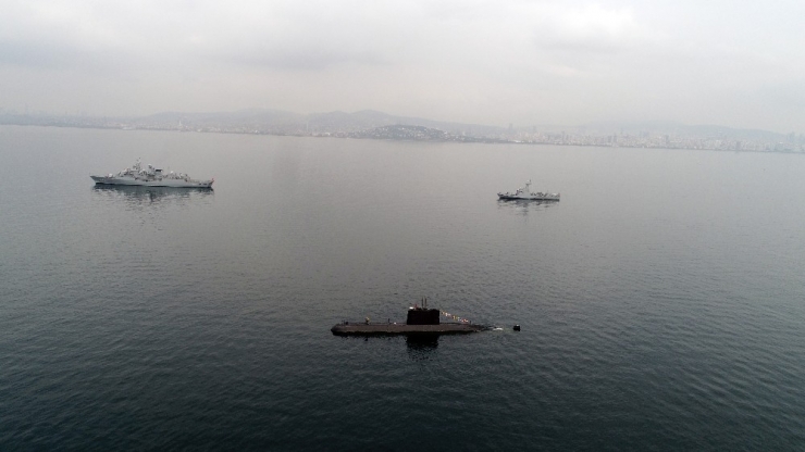Maltepe Sahili’nden Geçen Bir Denizaltı Ve İki Savaş Gemisi Havadan Görüntülendi