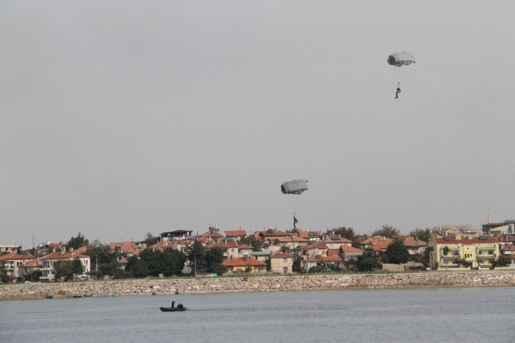 Beyşehir Gölü’nde Paraşütle Nefes Kesen Eğitim Tatbikatı