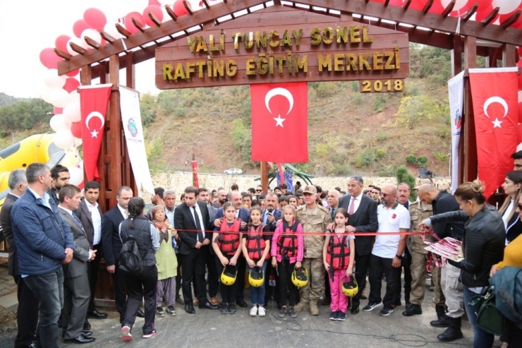 Türkiye’nin İlk Rafting Eğitim Merkezi Tunceli’de Açıldı