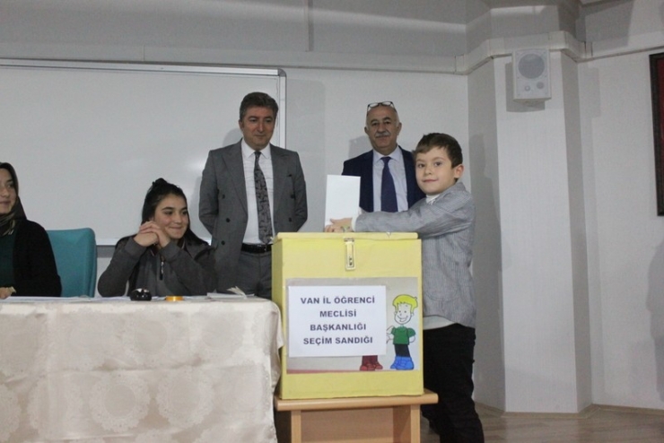 Vanlı Öğrenciler Meclis Başkanını Seçti