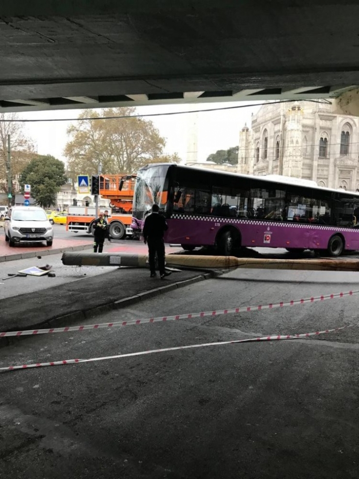 Aksaray’da Yoldan Çıkan Otobüs, Elektrik Direğine Çarptı