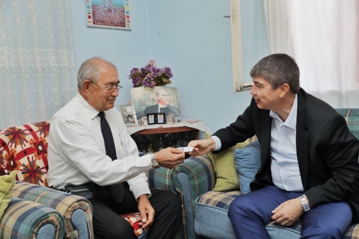 Şoförün Otobüsten İndirdiği Gaziye Başkan Türel’den Antalya Kartı