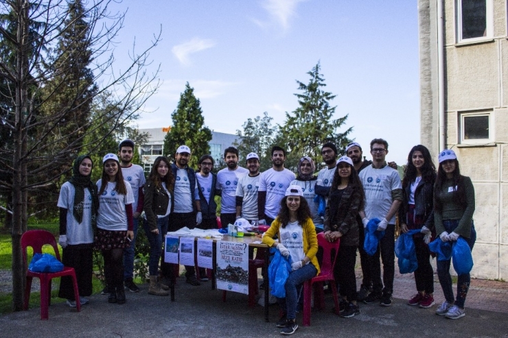 Trabzon Üniversitesi Öğrencilerinden Kampüste Çöp Temizliği