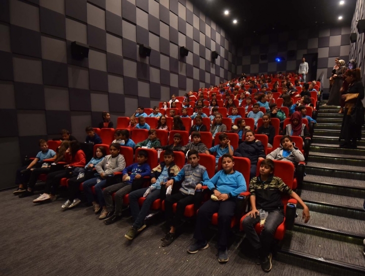 Kemalpaşa Belediyesi 6 Bin 500 Öğrenciyi Sinema İle Buluşturdu