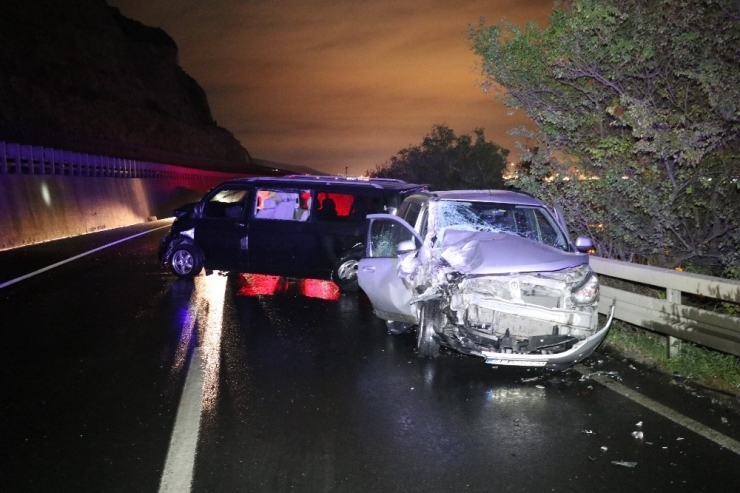 Kaza Yapıp Sürücüsünün Kaçtığı Minibüse 2 Araç Çarptı: 1 Yaralı