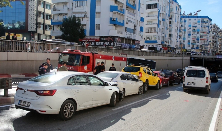 Antalya’da 7 Aracın Karıştığı Zincirleme Kaza: 2 Yaralı