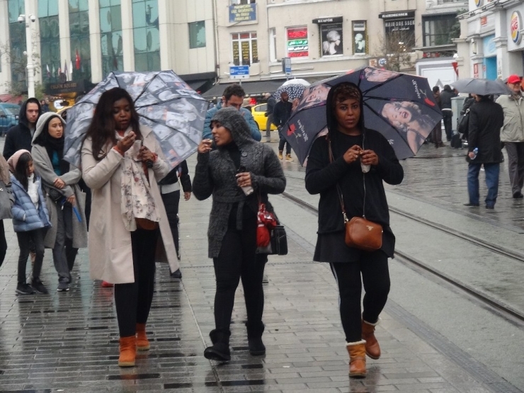 İstanbul’da Sağanak Yağış Etkili Oluyor