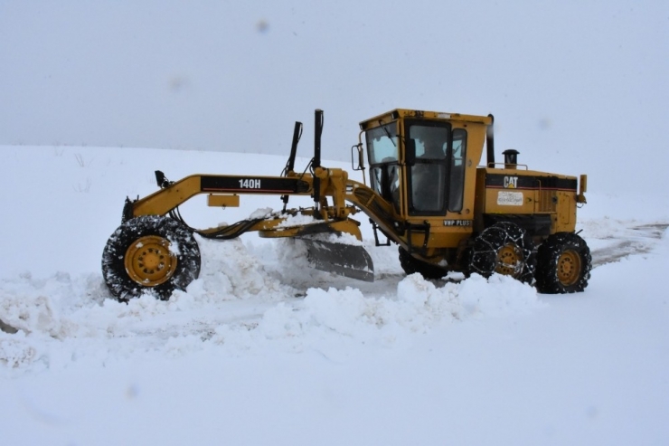 Muş’ta Kardan Kapanan Köy Yolları Ulaşıma Açılıyor