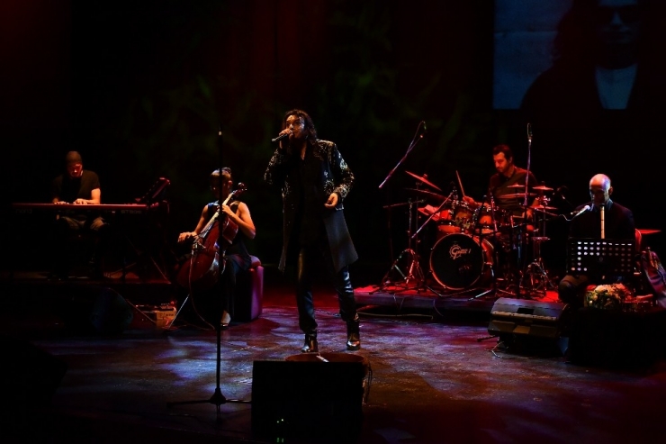 Gökhan Kırdar Yeni Şarkılarını İlk Defa Üsküdar’da Söyledi