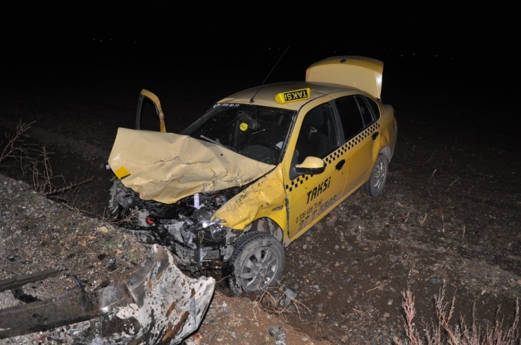 Ticari Taksi İle Otomobil Çarpıştı: 3 Yaralı