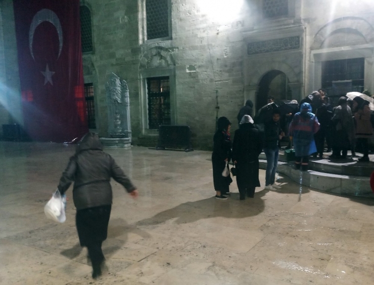 Mevlit Kandili’nde Vatandaşlar Yağmura Rağmen Eyüp Sultan Camii’ne Akın Etti