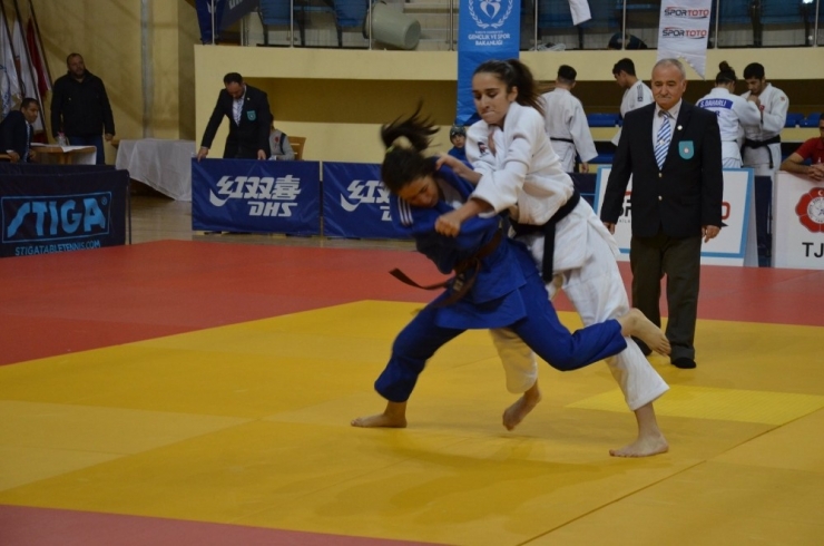 Judo Müsabakalarının Açılış Seremonisi Ardından Başladı