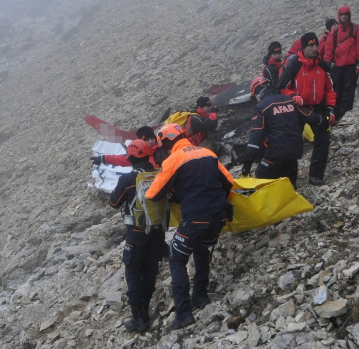 2 Kişiye Mezar Olan Uçağın Enkazı 2900 Rakımlı Dağda Bulundu