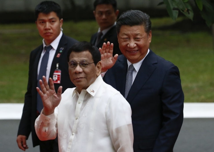 Filipinler Devlet Başkanı Duterte Tepkilere Rağmen Çin’e Yakınlaşıyor