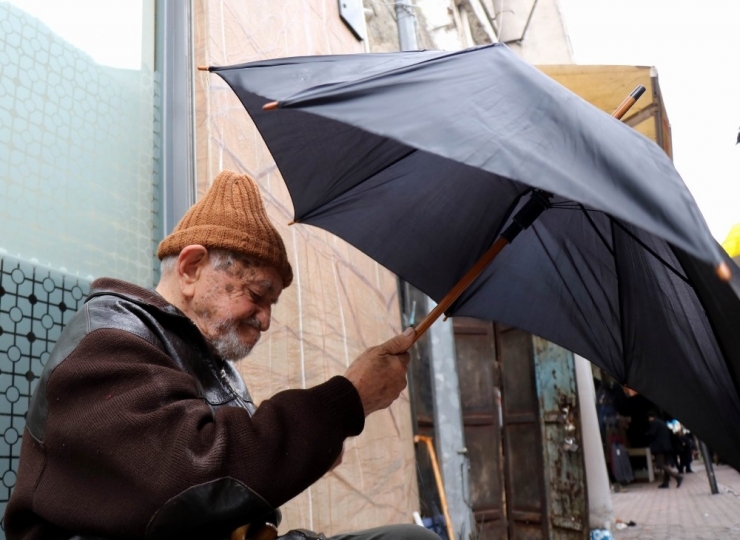 90’lık Şemsiye Tamircisi Gözlük Kullanmadan Mesleğini Yapıyor