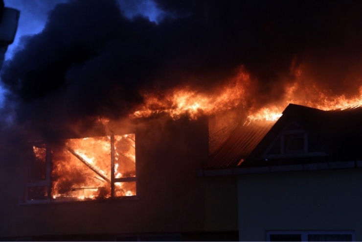 Belediye Taş Döktü, İtfaiye Geçemedi, 9 Katlı Binanın Çatı Katı Alev Alev Yandı
