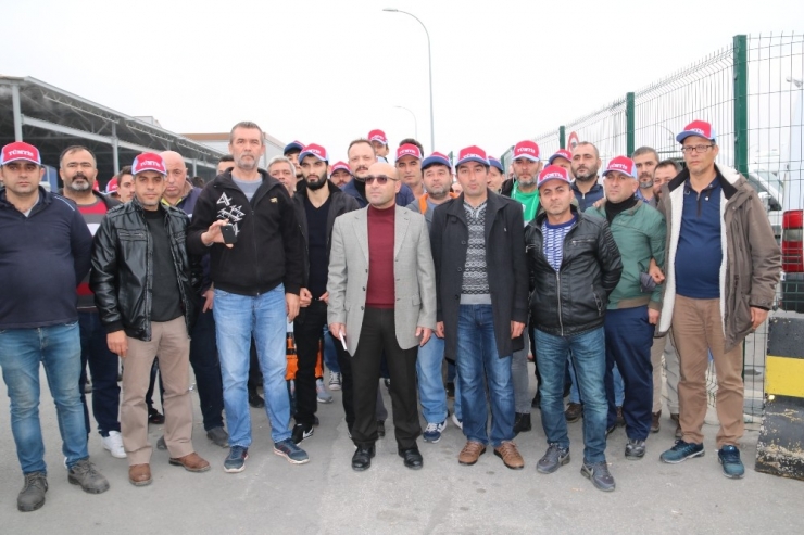 Tofaş’ta İşine Son Verilen 97 İşçi Fabrika Önünde Eylem Yaptı