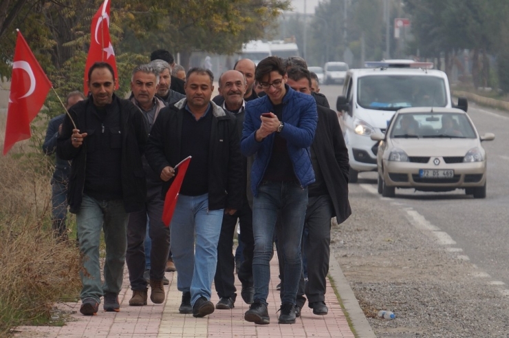 Dbp’li Belediyenin İşten Çıkardığı İşçiler Yürüyüş Yaptı