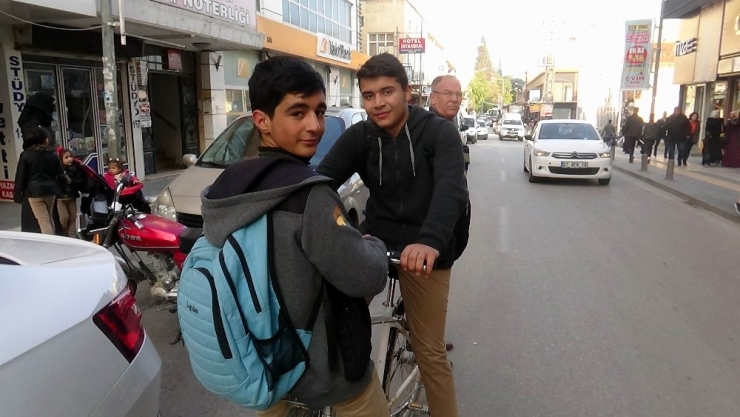 Bisikleti Çalınan Öğrenciler Okula Yürüyerek Gidiyor