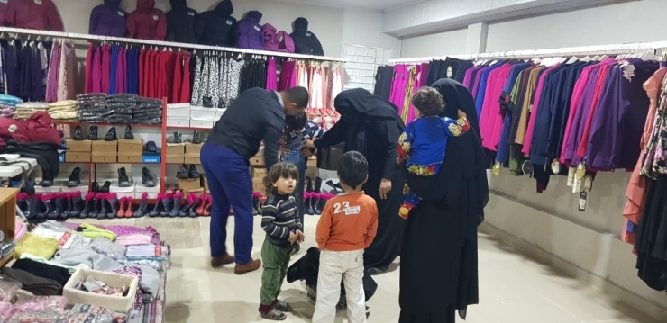 Suriye’deki Sivillere Kıyafet Yardımı Yapıldı
