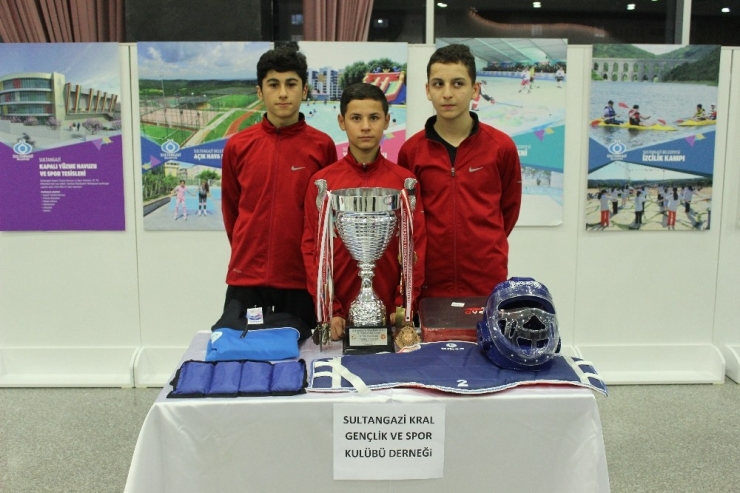Sultangazi’de Amatör Spor Kulüplerine Malzeme Dağıtımı Yapıldı