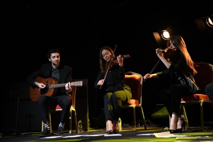 Antalya’da Grinko Konserinde İzleyiciye Plastik Sandalye Şoku