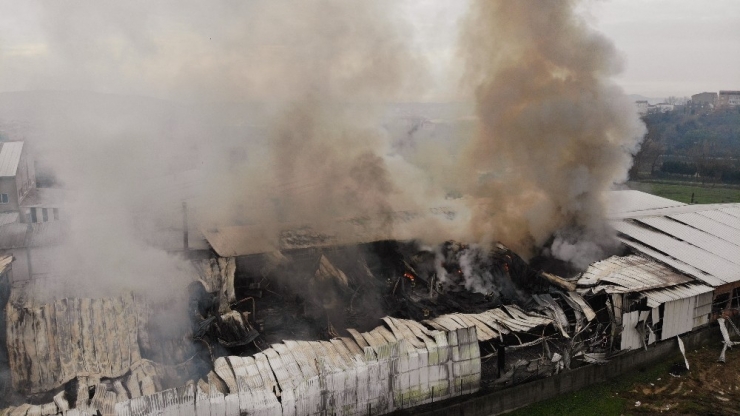 Arnavutköy’de Sünger Fabrikasındaki Yangın Havadan Görüntülendi