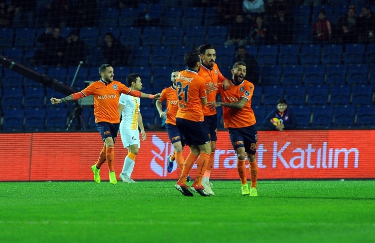Spor Toto Süper Lig: Medipol Başakşehir: 1 - Galatasaray: 1 (İlk Yarı)