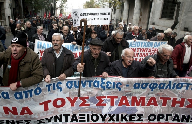 Yunanistan’da Emeklilerden Maaş Protestosu