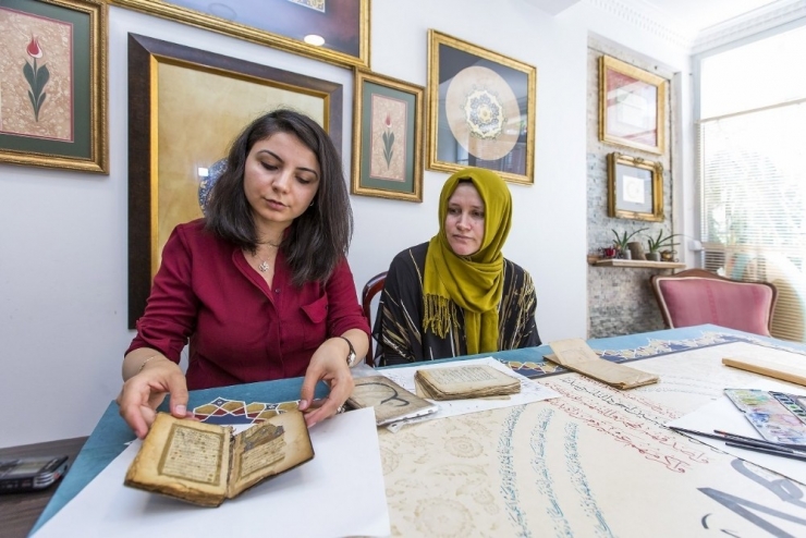 Türk Sanatına Gönül Vermiş İki Arkadaş, Eski Kitaplara Yeniden Hayat Veriyor