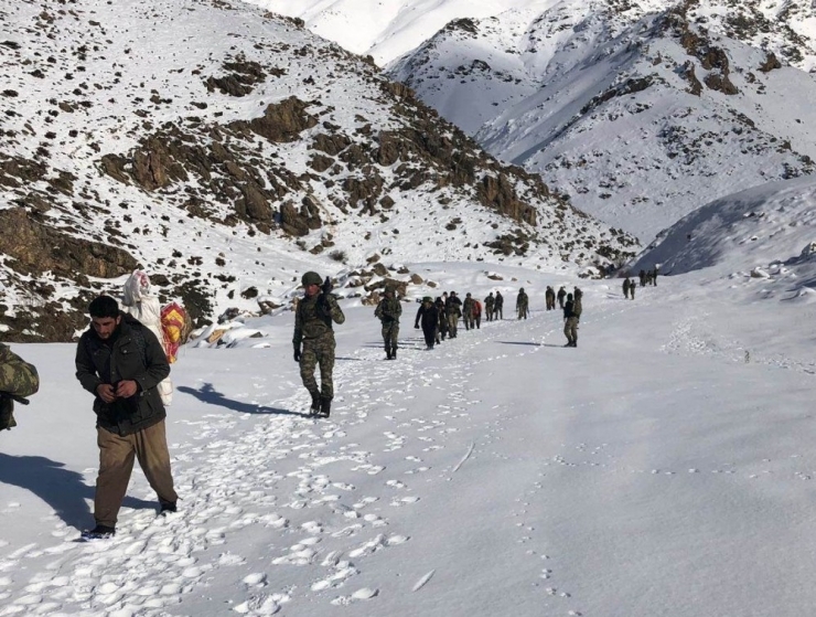 Karda Yürüyen Kaçakçılar Av Tüfekleri İle Yakalandı