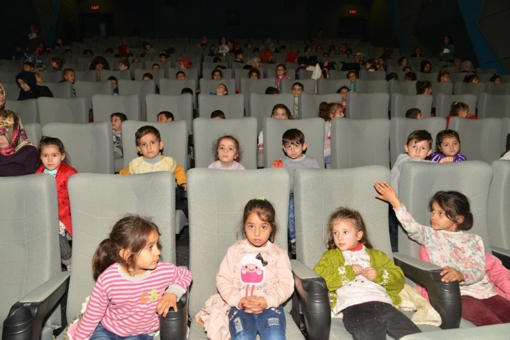 Büyükşehir’den Çocuklara Film Gösterimi